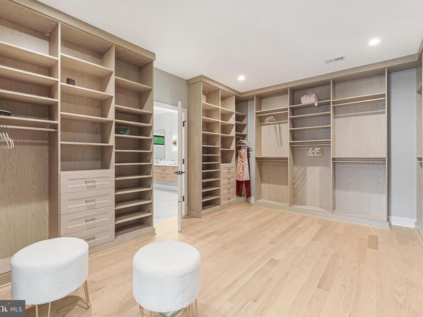 1052 Balls Hill Road, Mclean VA 22101
