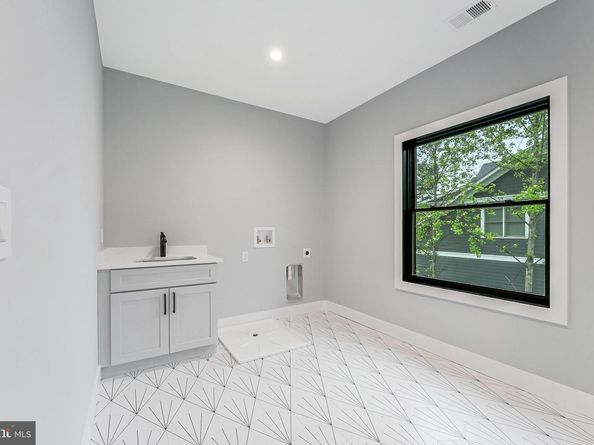 1052 Balls Hill Road, Mclean VA 22101