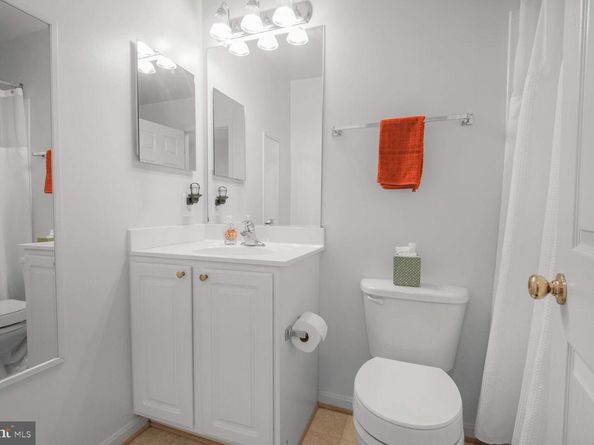 23004 Fontwell Square, Sterling VA 20166