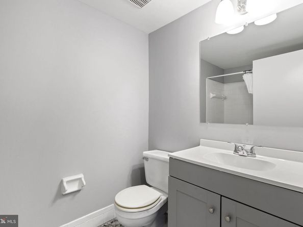 814 South Avenue J6, Secane PA 19018