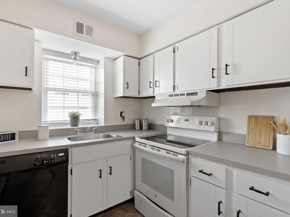 814 South Avenue J6, Secane PA 19018