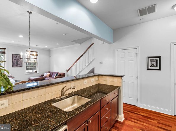 606 Admirals Way, Philadelphia PA 19146