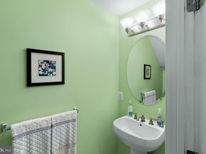 606 Admirals Way, Philadelphia PA 19146