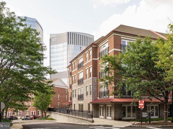 606 Admirals Way, Philadelphia PA 19146