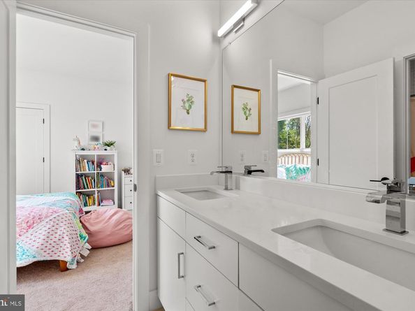 2728 N Edison Street, Arlington VA 22207