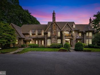 909 Waverly Road
