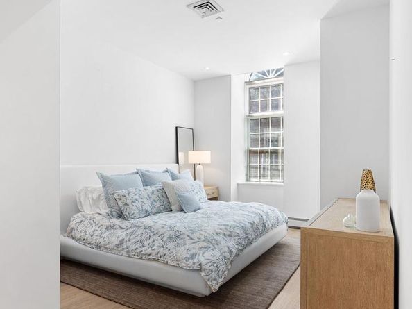 211 S 4TH Street 104, Philadelphia PA 19106