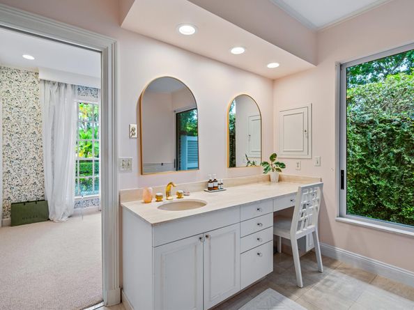 58 Country Road S, Village Of Golf FL 33436