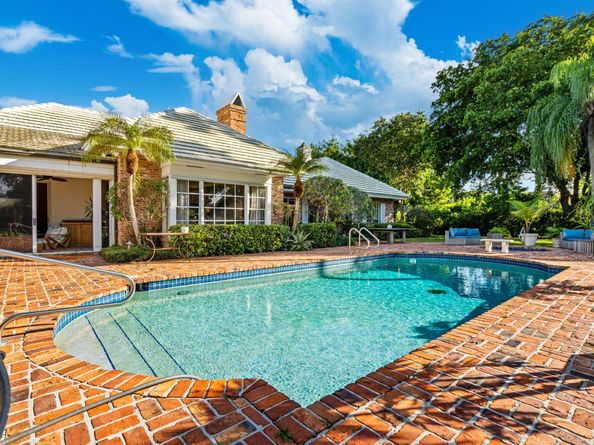 58 Country Road S, Village Of Golf FL 33436