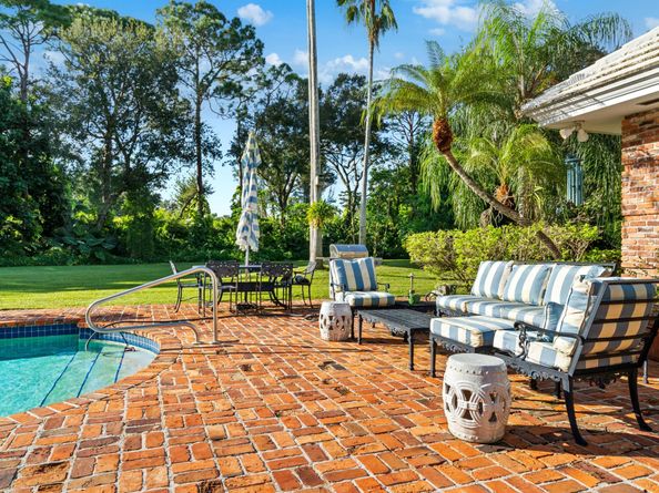 58 Country Road S, Village Of Golf FL 33436