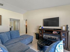 4 Knightsbridge Lane, Boynton Beach FL 33426