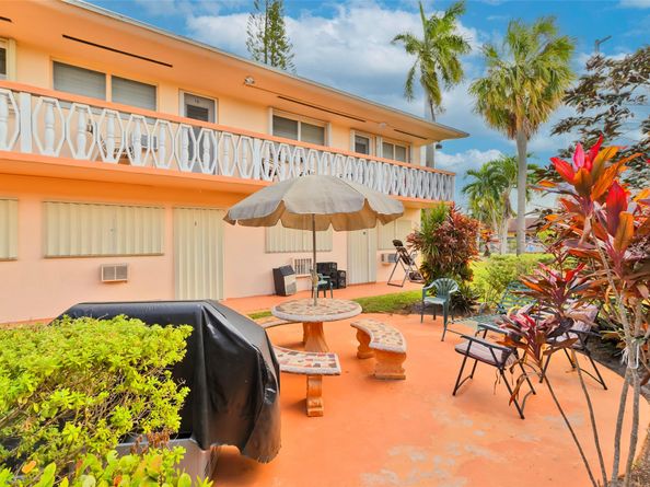 1000 SW 11th Ave 2E, Hallandale Beach FL 33009