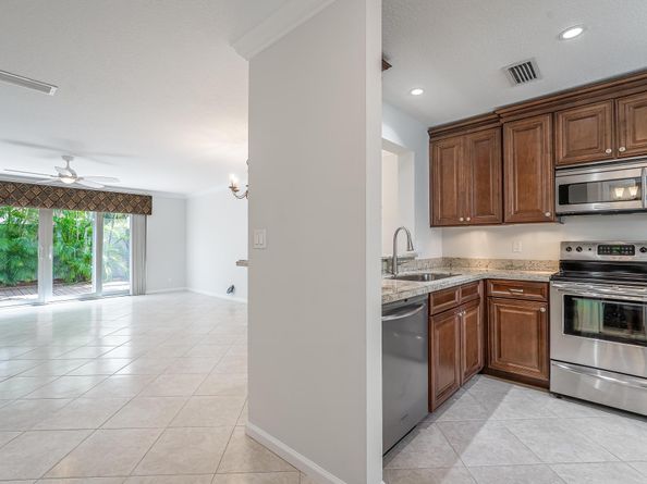 801 SE 16th Ct 11, Fort Lauderdale FL 33316
