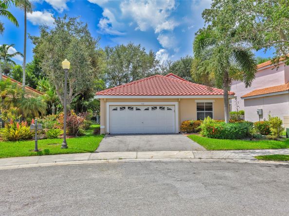 702 Stanton Dr, Weston FL 33326