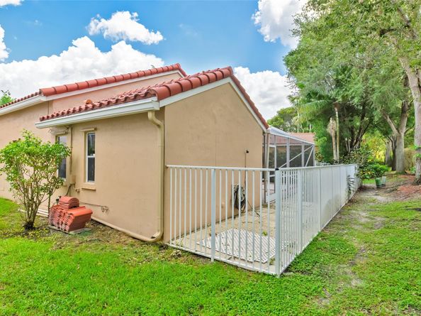 702 Stanton Dr, Weston FL 33326
