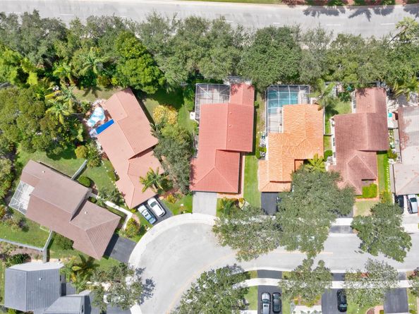 702 Stanton Dr, Weston FL 33326