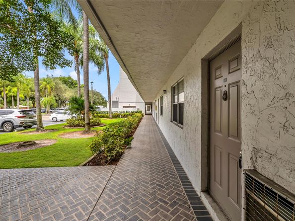 3100 W Rolling Hills Cir 109, Davie FL 33328