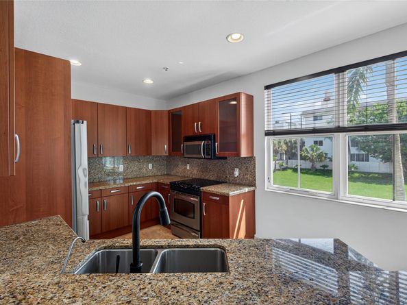 3241 NE 13th St, Pompano Beach FL 33062