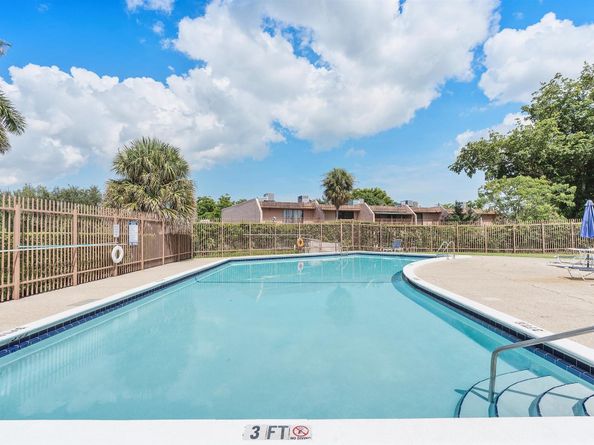 29 Laredo Pl 29, Davie FL 33324