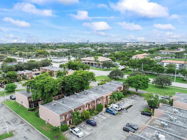 29 Laredo Pl 29, Davie FL 33324