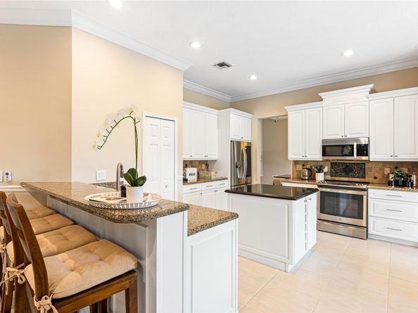 2527 Montclaire Cir, Weston FL 33327