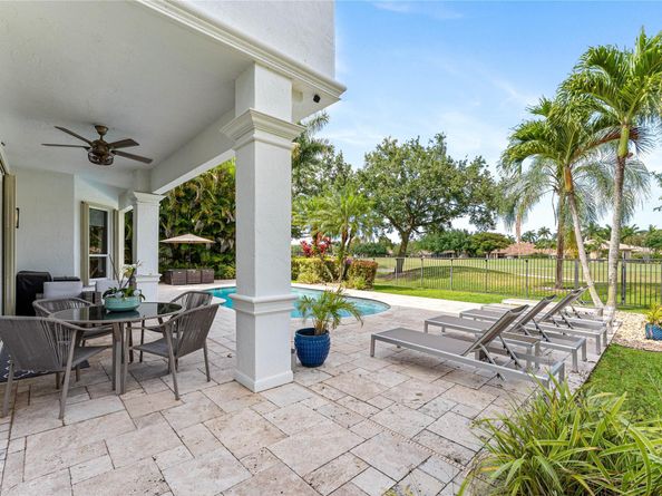 2527 Montclaire Cir, Weston FL 33327