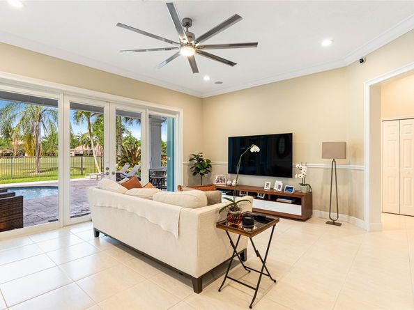 2527 Montclaire Cir, Weston FL 33327