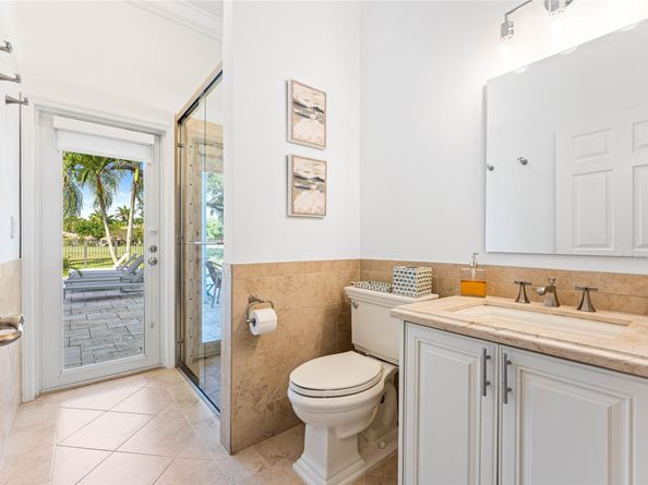 2527 Montclaire Cir, Weston FL 33327