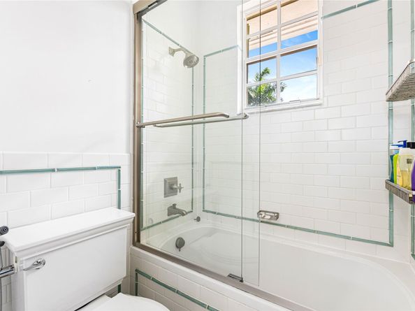 2527 Montclaire Cir, Weston FL 33327