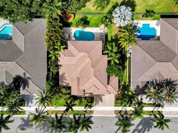 2527 Montclaire Cir, Weston FL 33327