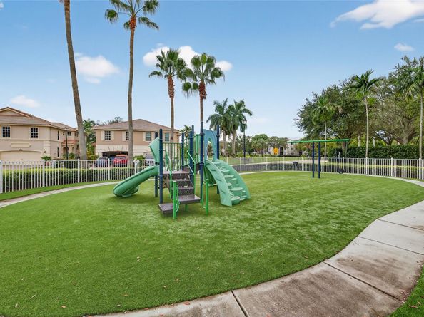 5046 Stagecoach Dr, Coconut Creek FL 33073