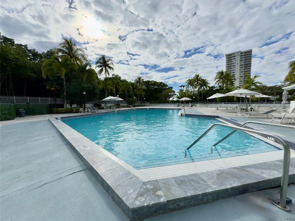 100 Bayview Dr PH28, Sunny Isles Beach FL 33160