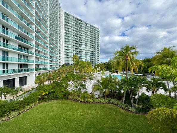 100 Bayview Dr PH28, Sunny Isles Beach FL 33160