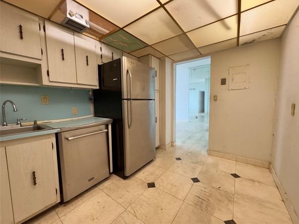 100 Bayview Dr PH28, Sunny Isles Beach FL 33160