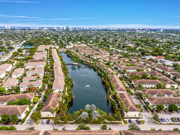 195 SW 7th St, Pompano Beach FL 33060