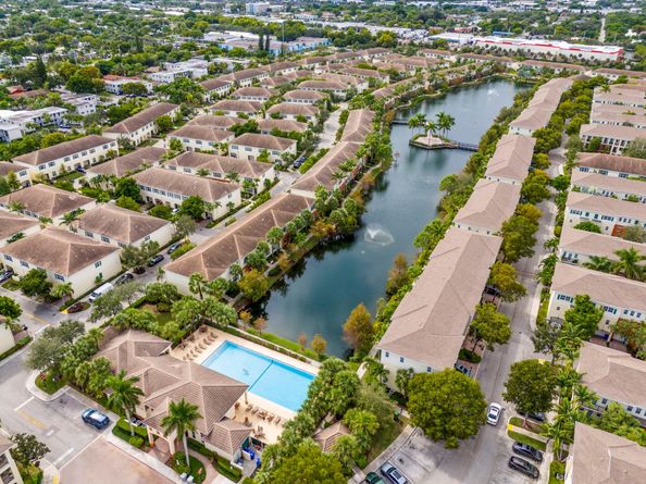 195 SW 7th St, Pompano Beach FL 33060