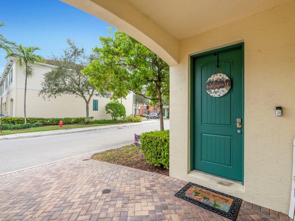 195 SW 7th St, Pompano Beach FL 33060