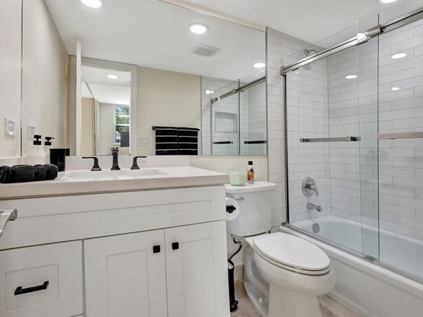 9720 S Hollybrook Lake Dr 204, Pembroke Pines FL 33025