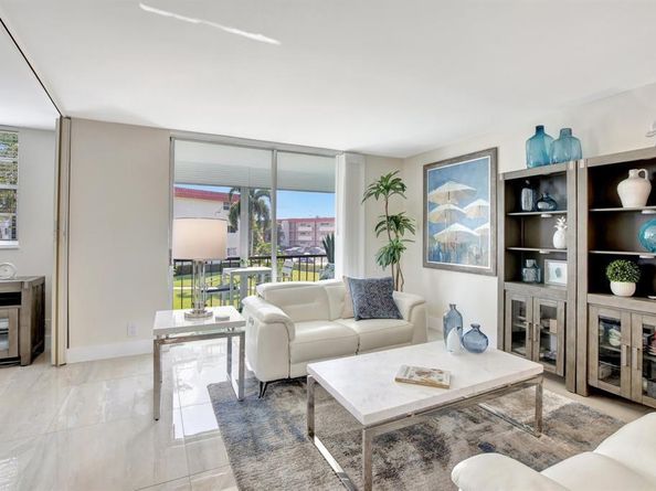 9720 S Hollybrook Lake Dr 204, Pembroke Pines FL 33025