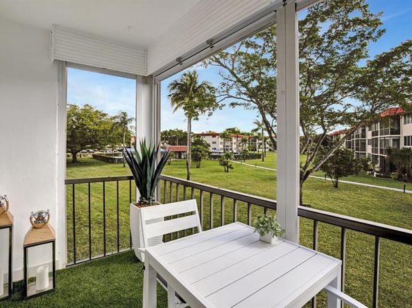 9720 S Hollybrook Lake Dr 204, Pembroke Pines FL 33025