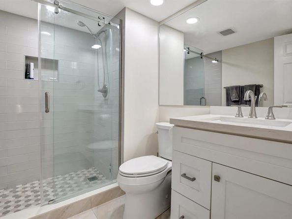 9720 S Hollybrook Lake Dr 204, Pembroke Pines FL 33025