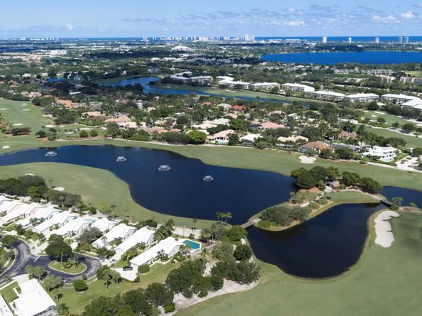 2557 Seminole Circle, West Palm Beach FL 33409
