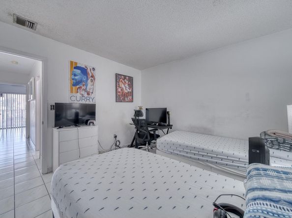 2612 W 54th Pl Unit 204, Hialeah FL 33016