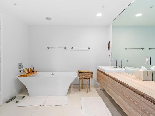 17111 Biscayne Boulevard 902, North Miami Beach FL 33160