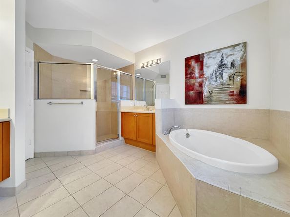 1033 NE 17th Way 602, Fort Lauderdale FL 33304