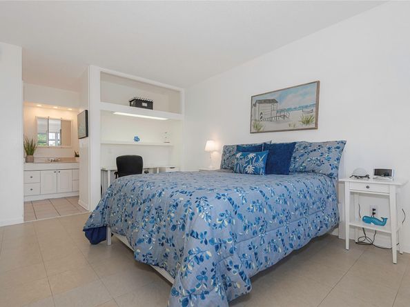 470 Paradise Isle Blvd 204, Hallandale Beach FL 33009