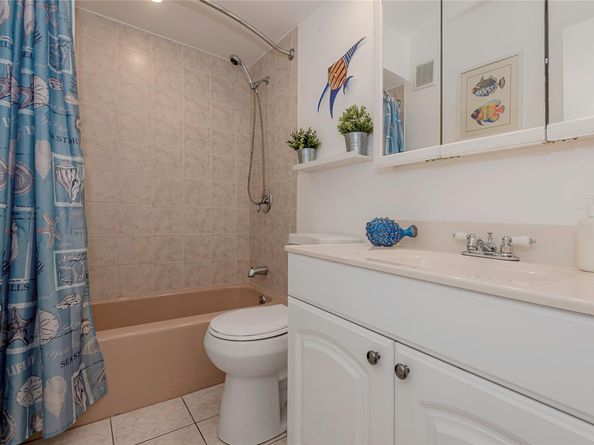 470 Paradise Isle Blvd 204, Hallandale Beach FL 33009