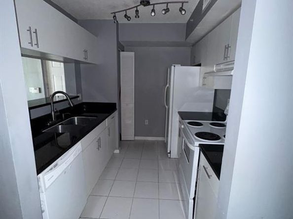 4852 N State Road 7 204, Pompano Beach FL 33073