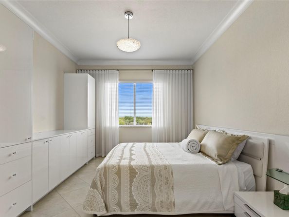 3500 Oaks Clubhouse Dr 505, Pompano Beach FL 33069