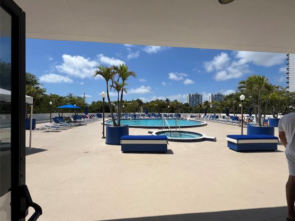 3731 N Country Club Dr 529, Aventura FL 33180